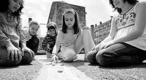 Ver apliaci&oacute;n foto:Los alumnos del CP Marcos del Torniello desempolvan las chapas y el di�bolo
