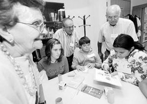Ver apliaci&oacute;n foto:Grandes y peque�os, juntos a clase Respeto, tolerancia y di�logo, objetivos del taller